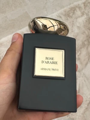 Armani Privé Rose d’Arabie -  Armani Privé Rose d’Arabie 100ml oanvänd. Hör av dig vid intresse. Butikspris 4129kr