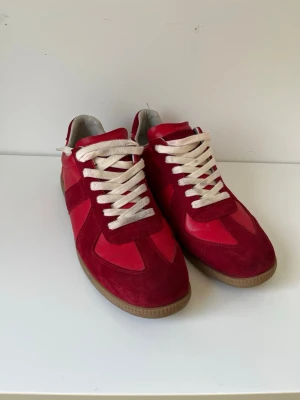 Röda maison margiela gats  - Säljer ett par riktigt unika gata i storlek 45. Dem är i top skick och har inga defekter. Lite osäker på äkthet därav priset🙌 hör av er vid frågor eller prisförslag. Sulan är 29cm lång. 