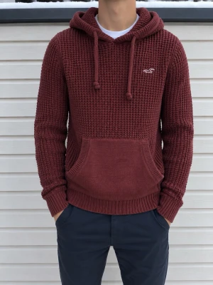 Hollister Burgundy Stickad Hoodie - Riktigt snygg stickad Hollister hoodie i mörkröd/burgundy. Skön och clean modell som funkar perfekt till skolan eller när man bara vill ha en schysst outfit.  Den mörkröda färgen gör den lite mer speciell och passar riktigt bra med ett par jeans. Bra skick! Skriv gärna om du undrar något.
