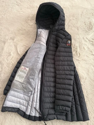 Äkta parajumpers vinterjacka i svart - storlek XS, nästan som ny - Säljer min äkta Parajumpers-jacka i svart, damstorlek XS. Jackan är tunn och lätt men håller samtidigt väldigt bra värme, vilket gör den perfekt för vintern. Den är använd i ungefär 1 år men är fortfarande i väldigt fint skick och känns nästan som ny. Nypriset var ca 5 000 kr och jag säljer den för 4 000 kr eftersom den är i så fint skick. Alla detaljer, märken och dragkedjor är fina och fungerar som de ska. Skriv gärna vid intresse eller om ni vill ha fler bilder! 