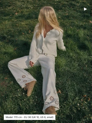 Flower Cut Out Mid Waist Jeans - Vita vackra jeans. Har fått så många komplimanger över dessa jeans. Så somriga och fräscha. Använd några enstaka gånger. På NAKD kostar dem 699kr