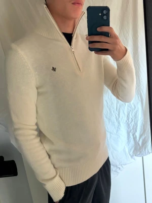 Morris halvzip  - Säljer min vita Morris halvzip toppen skick, såklart äkta. Skriv gärna intresse!