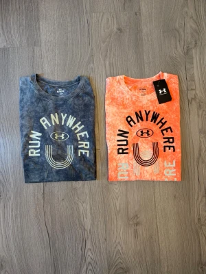 Under Armour Run Anywhere t-shirt - Säljer två snygga t-shirts från Under Armour med texten 'Run Anywhere'. Den rosa är helt ny med prislapp och den gråa är också ny bara utan prislapp! Båda tröjorna är i XL men passar även L!📐  tröjorna tillsammans kostar 1000 kr! 💰 Skriv vid funderingar!✅ Postar inom 24h!🚚📦