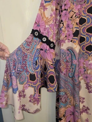 Tunika med lite hippie känsla , Pretty little thing - Färg glad Tunika Perfekt för dig som gillar bohemisk stil.