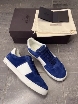 Valentino Garavani Flycrews – Royal Blue | Strl 44 | 9.5/10 Skick - Valentino Garavani Flycrews i royal blue. En av de sällsyntaste färgerna i kollektionen, ej längre i produktion. Kunden köpte in dessa via LUISAVIAROMA.  9.5/10 skick, alla spikar intakta och fräscha innesulor.  Flycrews-marknaden har svalnat lite senaste tiden — bra tillfälle att slå till på ett bra pris.  ✅ Originallåda ✅ Äktighetscertifikat ✅ Dustbag ✅ Valentino brev ✅ Skriv i DM för kvitto — vi håller det privat för att skydda köparens personliga information 