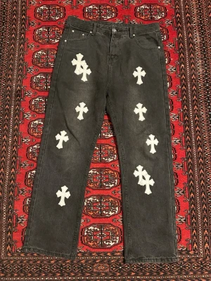 Chrome hearts jeans - Jeans i storlek 34 midjan är 44cm rakt över