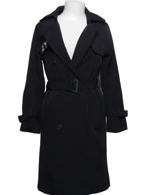 Svart trenchcoat - Stilren svart trenchcoat med dubbelknäppning, bälte i midjan och justerbara ärmslut. Jackan har bred krage, axelklaffar och slits bak för extra rörelsefrihet. Perfekt för dig som vill ha en tidlös och trendig look. Tunn, passar för hösten och våren. Knappast använd. Storlek M. Väldigt fin och klassisk. Pris går att diskutera vid snabb affär💞