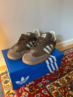 Adidas Samba  - Det är inte alltid lätt att hitta skor som passar till hösten. Här har du ett par i en perfekt höst färg under femhundringen! Ett par Adidas Samba i storlek 45 1/3. Skorna sitter som ett par vanliga sneakers i storlek 45. Skorna befinner sig i ett väldigt bra skick. 