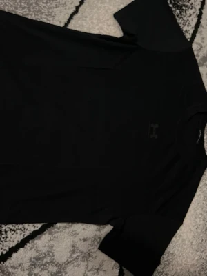 Svart t-shirt från Under Armour - Storleken S skulle ändå säga att ideala längden är 170-175cm 