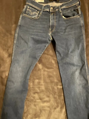 Replay jeans  - Snygga blå jeans från Replay med klassisk femficksmodell och kontrastsömmar. Jeansen har raka ben och detaljerade bakfickor med broderi. Tillverkade i ett mjukt denimtyg som sitter skönt hela dagen.