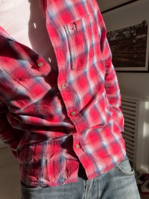 Hollister skjorta - Riktig skön Hollister skjorta 👔 perfekt for en kvälls outfit. Pris går att diskutera, skriv om ni har några frågor 