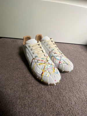 Maison margiela paint splatter - Säljer snygga vita maison margiela paint splatter med gum sula. Om det finns frågar är det bara att skriva, se prifilen för ett svart par