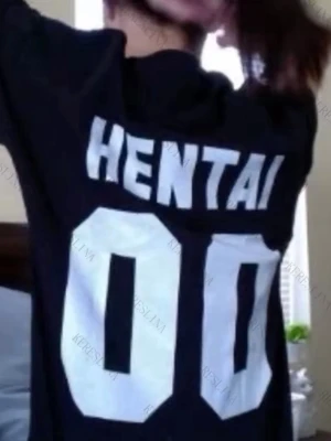 Svart t-shirt med tryck - Cool svart t-shirt med stort vitt tryck på ryggen där det står 'HENTAI' och siffran 00. Oversized passform och klassisk rund hals. Perfekt för dig som gillar streetwear och vill sticka ut. 💀💀💀