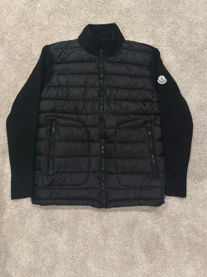 Moncler cardigan - Mycket bra skick. Strl M kan även passa S. Prislapp nedkommer