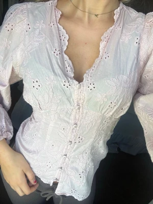 Ljusrosa broderad blus med knappar - Superfin ljusrosa blus ifrån Gina Tricot! Den är endast använd en gång så i jättebra skick ⭐️ Storleken är L men är absolut inte så stor på mig. Skulle säga att den är mer som M ungefär. Är 168 cm☺️
