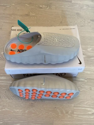 Mens Nike Mind 001 - Tja! Säljer ett par helt nya Mens Nike Mind 001 tofflor.                                                                                      Dem är helt nya, bara testade.                                                  Dem är storlek 44 och i jätte bra skick.                                   Priset kan diskuteras och skickar inom 24 Tim☺️💨