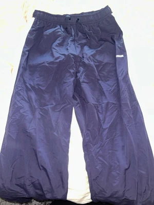 Gymshark retro collegiate track pants - Väldigt Sällsynta retro collegiate trackpants. Legat i byrån i evigheter. Aldrig använda bara testade. Storlek S. Lite för tighta för mig i midjan. 