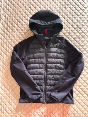 Ralph Lauren cardigan - Säljer nu min Ralph Lauren cardigan då jag köpt en ny! | Mycket bra skick. | Storlek S. | Mörkblå färg, passar perfekt nu till hösten! | Släng iväg en signal vid funderingar så svarar jag snabbt. | 