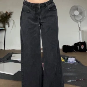PrettyLittleThing Raka Vida Svarta Jeans - sparsamt använda, kommer inte ihåg vad modellen heter dock. (jag är 1,64cm)