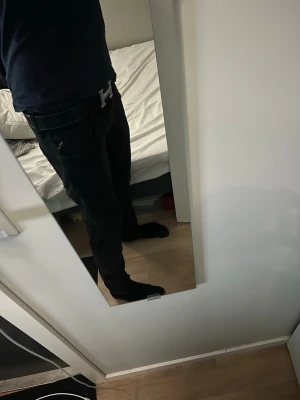 Replay Anbass jeans - Sjukt feta Replay jeans i modellen Anbass! ✨ Dessa jeans sitter extremt bra och är riktigt sköna. ☺️  W: 30 L: 32  Dessa jeans har defekt och det är att de är lite slitage & sytt ihop ett hål på knät men enligt mig passar de in extremt bra på jeansen. 🙌