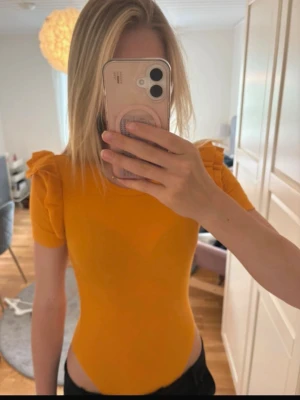 Gul ribbad topp med volangärmar