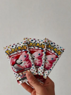3-Pack-Scarlet and Violet 151 Pokemon Packs  - Hej säljer helt nya och aldrig öppnad Pokemon Packs som jag tyvär vill inte använda längre.