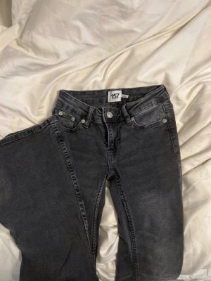jeans - Säljer ett par svarta jeans från 157 i storlek XXS. Jeansen har klassisk femficksdesign, låg midja och full längd. Perfekta för dig som gillar en tight passform och stilren look.
