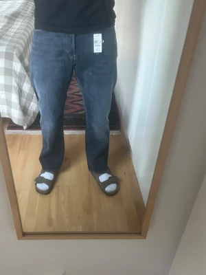 G-star raw jeans - G-star raw jeans storlek 31x30🔥 Helt nya med prislapp, original pris 1299 kr Pris kan diskuteras vid snabb affär👍 Skickas samma dag innan kl 17📦 Säljer pga fel storlek👖 Midjan är 41 cm och yttre ben längd är 101 cm📏