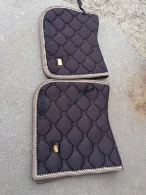Schabrak Equestrian Stockholm - Två fina schabrak i strl full. 300;- st plus frakt. Sparsamt använda, mycket fint skick. Säljes tvättade, men några hår kan finnas kvar. Ett hopp och ett dressyr.