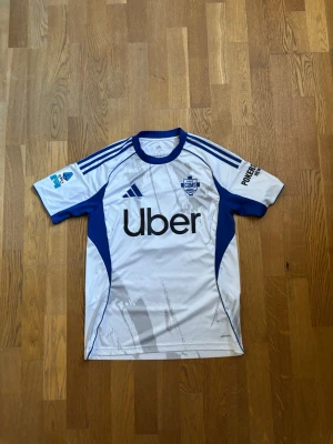 Fotbollströja - COMO - Säljer COMO’s bortatröja för säsongen 25/26. S.Roberto (8) på ryggen, med alla sponsorer.   Storlek: M.   Endast använd ett fåtal gånger, är i perfekt skick. Hör av dig vid fråga eller fundering!😊