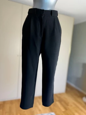 & Other Stories kostymbyxor – stl 36 🖤S - ✨ Hög midja ✨ Rak, lätt avsmalnande passform ✨ Snygga veck framtill ✨ Stadigt kostymtyg ✨ Storlek 36 / S ✨ 100 % polyester  Snygga både till en oversized blazer och en figurnära topp 🖤  