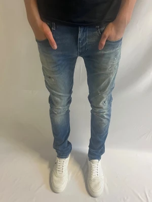 Replay Anbass  - Tja! Säljer nu dessa blå Replay Anbass med riktigt snygga slitningar!                                             - storlek: 30/32 - pris: 499kr- mått: 108 cm längd och 38 cm midja -                                                     Hör gärna av er vid frågor eller intresse! 