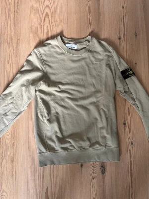 Stone island långärmad tröja  - Beig stone island långärmad tröja. Storlek S. Har även en QR kod man kan scanna för att se att tröjan är äkta. 