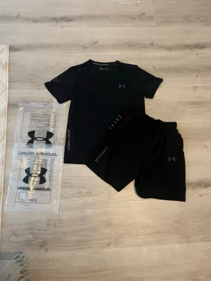 Under armour Set - Under Armour set med t-shirt och shorts. Båda är i princip som nya. T-shirten är endast testad och shortsen är använda några gånger men fortfarande i väldigt fint skick. Säljer eftersom t-shirten var för stor för mig.