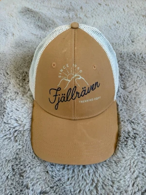 Beige Fjällräven keps - Beige keps från Fjällräven. Använts ett få tal gånger. Nypris 499kr