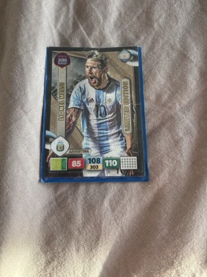 Limited Edition Messi samlarkort/ fotbollskort - Säljer ett Limited Edition samlarkort med Lionel Messi från VM 2018. Kortet har argentinska landslagets färger, siffror och stats på framsidan samt texten 'LIMITED EDITION'. Perfekt för dig som gillar fotboll och samlar på sportkort.