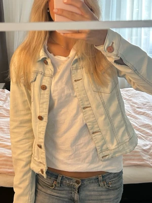Jeans jacka  - Ljusblå jeans jacka🩵