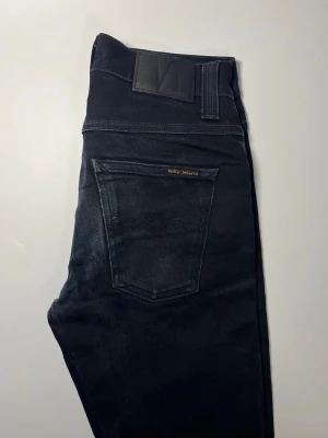 Nudie jeans Grim Tim - 👕 Plagg: Jeans                                                          📏 Storlek: 28/30                                                            🏷️ Märke/Modell: Nudie Grim Tim                                                     ✨ Skick: Fint skick                                                        💬 Vid frågor är det bara att skriva!                                                                                          🛍️ Gramenti