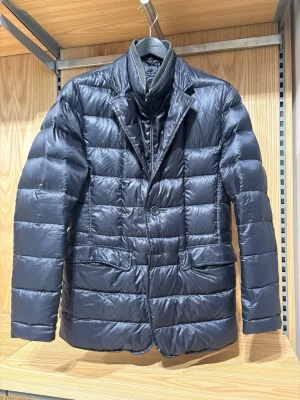 Herno Jacka - Herno Jacka i superfint skick! Strl 48/M gjord i Italien 🇮🇹 nypris ca 9000kr| bara att skriva om ni har någon fundering! Mvh Hugo
