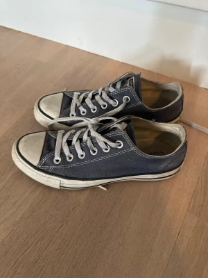 Blåa converse - Snygga blåa korta converse sneakers
