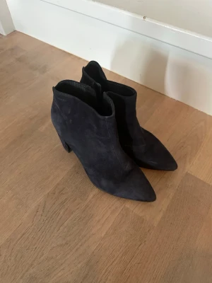 Mörkblåa Vagabond Boots - Säljer dessa mörkblåa mocka bootsen från Vagabond. Superbra skick och sköna att gå i! Nypris:1700kr