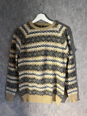Stickad crewneck med mönster  - Väldigt snygg stickad crewneck med mönster i storlek S. 