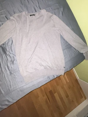 Grå tröja från Matinique - Säljer min snygga gråa tröja från Matinique i storlek M. Säljer denna eftersom jag inte använder den och har använt den max 2 gånger, vilket gör att den är som en helt ny tröja. Köpte den för cirka 1000kr och mitt pris är 599kr! Pris kan diskuteras vid snabb affär!