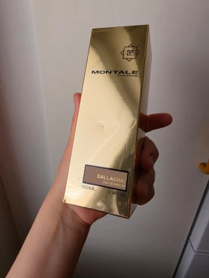 Montale Dallachai 100ml - Parfymen är en mjuk gourmanddoft, den är väldigt unik som öppnas lite fruktig och samtidigt varm och kryddig. Sedan kaffet och mjölken gör den som mjuk latte. Den är inte tung eller lätt parfym och inte söt på ett jobbigt sätt. Den är mjuk doft och perfekt för höst och vinter om du gillar unika, krämiga dofter. 🤎  parfymen är oanvänd.  Nypris ligger runt 1500kr som billigaste.