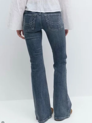 Lågmidjade jeans  - ”Ultra low bootcut jeans” i färgen deep blue från Gina Tricot strl 34. Endast testade.