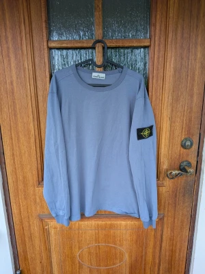 Stone Island tröja - Tjena! Jag säljer en riktigt snygg Stone Island tröja! Den är i mycket bra skick och har inga fläckar eller skador😁 Den är självklart äkta✅ Skicka om du har några frågor☺️