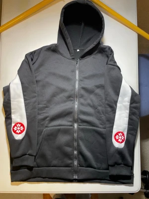 Svart hoodie med vita detaljer - Svart hoodie med dragkedja, Evisu (f3ke). 