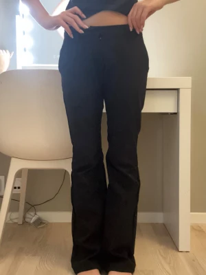 kostymbyxor från bikbok  - säljer kostymbyxor från nelly (low waist) dem är uppsprättade och passar mig som är 165                              pris kan diskuteras!