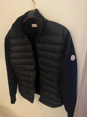 Moncler cardigan  - Tja! Säljer min äkta Moncler cardigan då jag tröttnat på den. Den är i ett riktigt bra skick utan några defekter så den är i princip som ny! Äktenhets bevis finns såsom kvitto från NK! Jag är 183cm o den passar mig perfekt så den passar dig som är runt 180-185 beroende på din kroppsform! Vid mer frågor är de bara att höra av sig Ciao🫡
