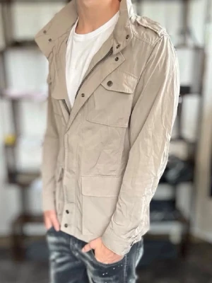 Field jacket - Snygg beige fieldjacket med fyra stora fickor framtill och hög krage. Jackan har dragkedja och tryckknappar, samt en avslappnad passform. Perfekt för dig som vill ha en stilren och praktisk jacka till vardags. Hör av dig vid funderingar ‼️🙌